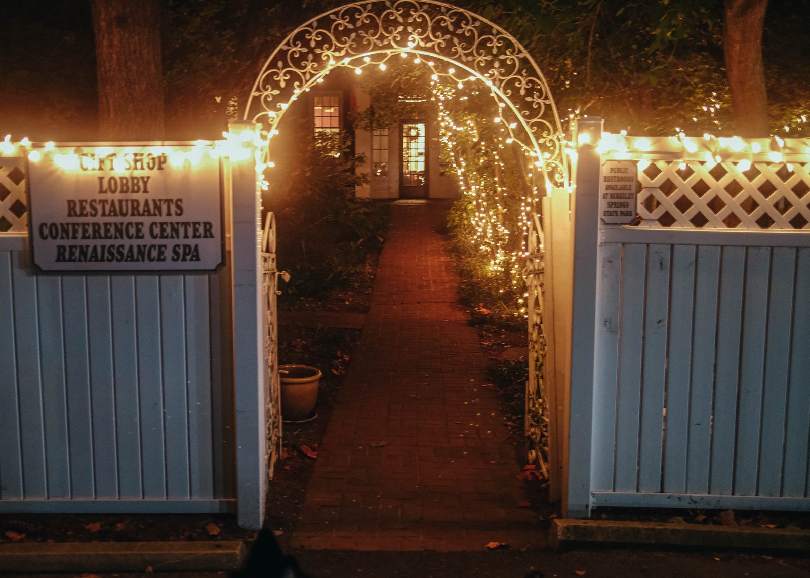 Lights at patio entrance to hotel
