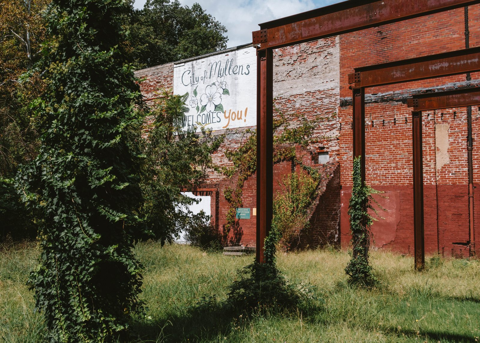 Mullens city mural with vines in foreground